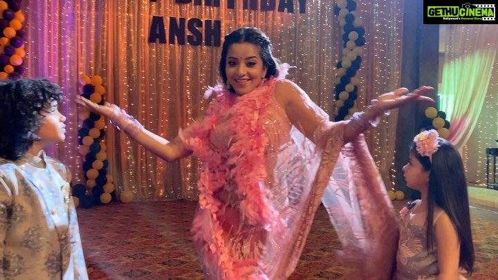 Antara Biswas Instagram - Thank You @shahbaz_directorofphotography for giving me this rehearsal video in which you captured all of us so nicely ❤️... it’s awesome and such a beautiful Memory to cherish once again... “chutki” @ritucj i liked your 😉 wink... and rehearsal mein fur proper gaya tha on @koushikamit Shekhar ji 👍🏻... ashy baby @ashitadhawan dancing with bhabhi dayan 😃😃... Pia @niyatifatnani main bhul gayi thi na koi step 🙈... Ansh @rajputharshjayesh gusse mein ho 😃😃 ... bacche bhi pareshan mujhse .... @kapilsoni222 ACP sahab bhi samajh nahi pa rahe kya karna chahiye 🤣 #memories #socute #ourlastdancingvideo #together #rathorefamily #nazar #rehearsal