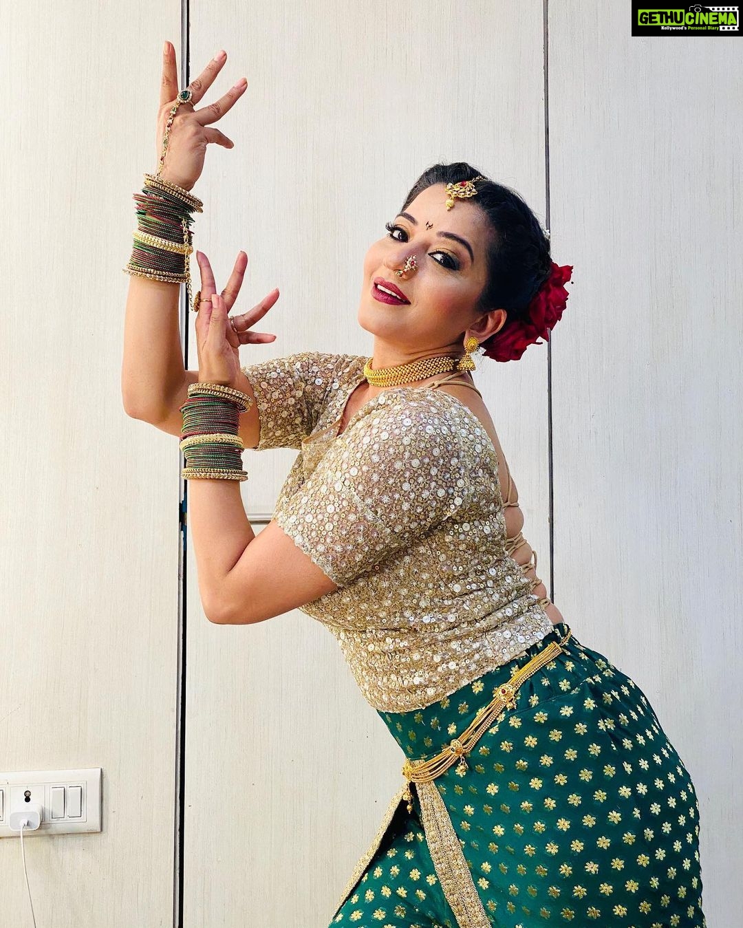 Antara Biswas Instagram - Honoured to perform for “SHIVAJI CHHATRAPATI” State Sport Awards Tonight....My first ever performance on Marathi-Bollywood songs. Grateful for this 🙏🙏🙏... #happy #blessed #dance #my #passion #marathi #bollywood #happy #blessed #ootd #maharashtrianlook Styled by : @riddhirgandhi Mua: @yogesh_gupta4545 Hairstyling: @aminashaikh3388 Assisted by: @deepakpathak663 Gate Way Of India, Colaba