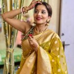 Antara Biswas Instagram – Happy Karwa Chauth 🙏🙏… to all… and to all fasting Ladies ❤️

#karwachauth #indianfestival #nirjalavrat #fasting #tradition 

I missed You my ❤️ @vikrant8235

Saree: @zaribanaras Kolkata