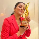 Antara Biswas Instagram – First award of #2020 and here it comes the Golden lady ‘Most Stylish Vamp’ 🏆#nazar @starplus. This is just a beginning of the year and i hope there are many more to come…. 😀 Science City, Kolkata