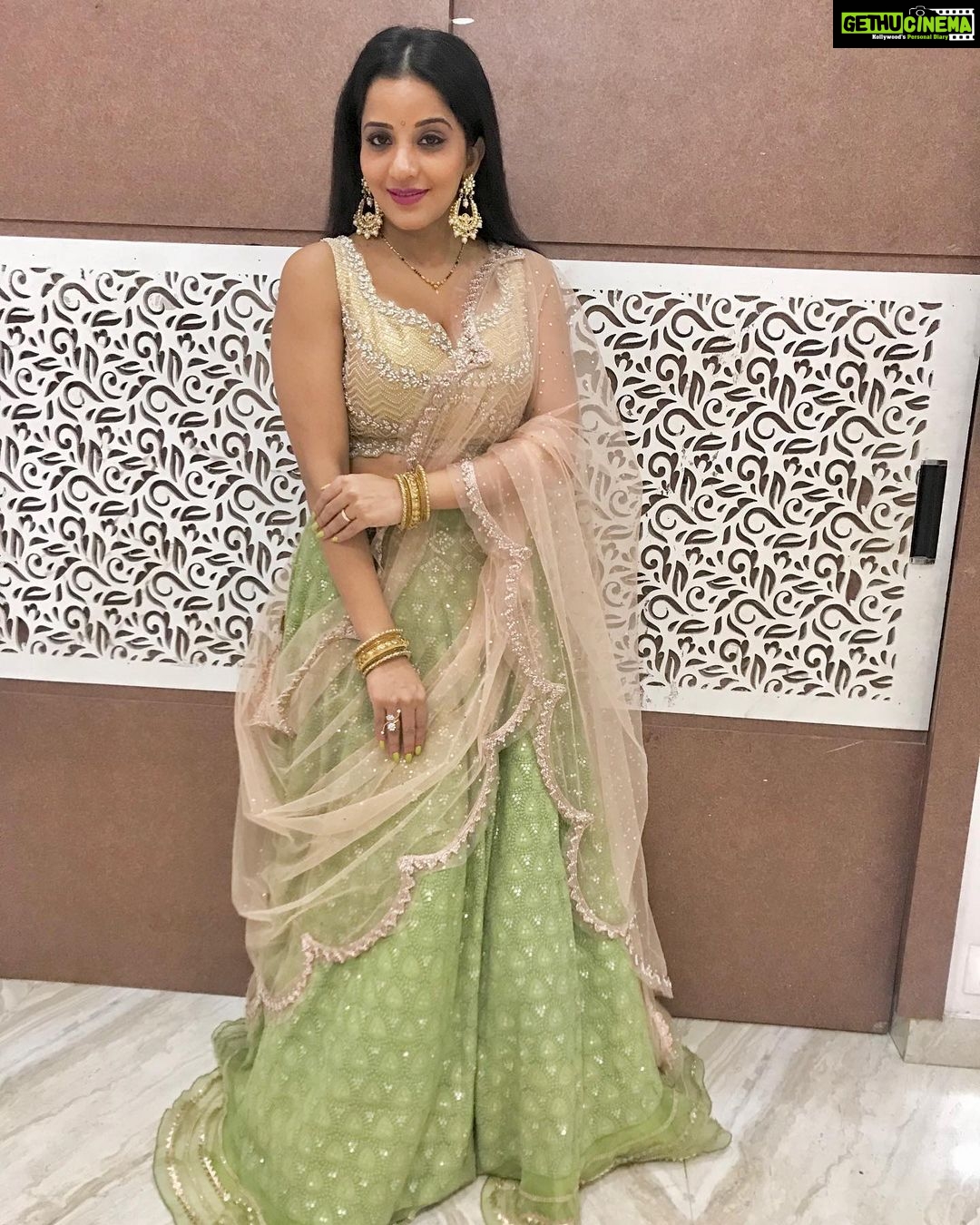 Antara Biswas Instagram - Hometown....For my Sister-in-law cum best friend’s Engagement 💍.... Stylist : @anjalisharma_7 Outfit : @maitrimehtalabel Earings : @sataara19 Bangles & Ring : @arendelle.in #ringceremony #engagement #aboutyesterday #godblessyou both @riyasingh2291 @rag_hu_0 Varanasi Kashi Nagari