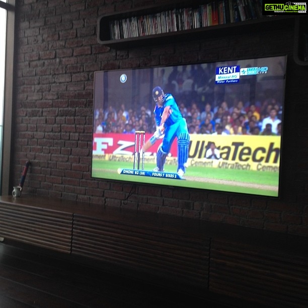 Anushka Sharma Instagram - Sixes galore 😃#cricket #india #girlwatchingcricket