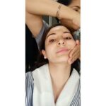 Anushka Sharma Instagram - #Throwback to the time when someone touching your face was relaxing . @sandhyashekar doing her customary massages before she starts make-up & @georgiougabriel doing his customary sermons in the background 😆.