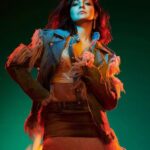Anushka Sharma Instagram - Do NOT stress . My right side hasn't caught fire . @vogueindia
