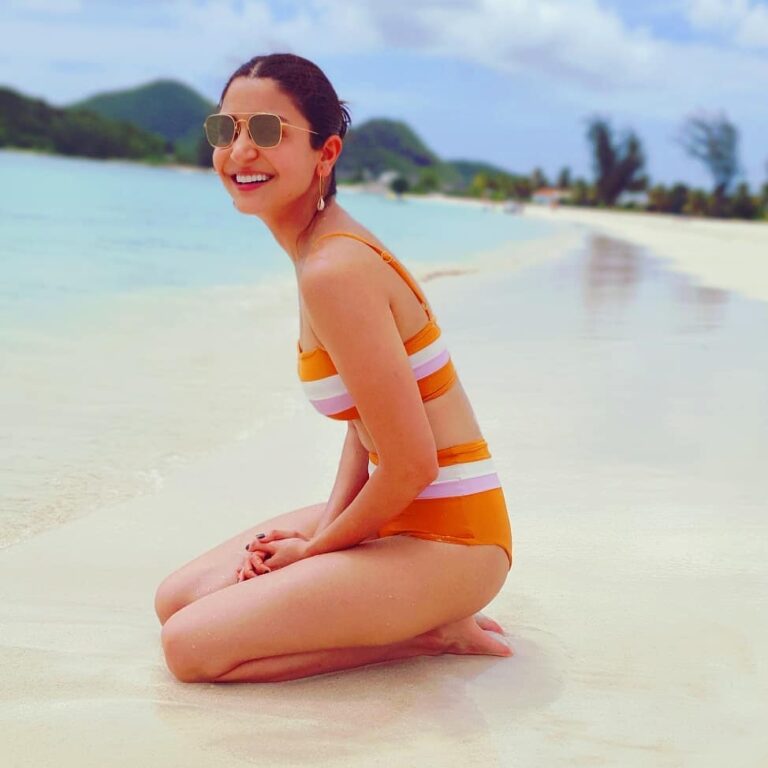 Anushka Sharma Instagram - Sun kissed & blessed 🧡⛱️