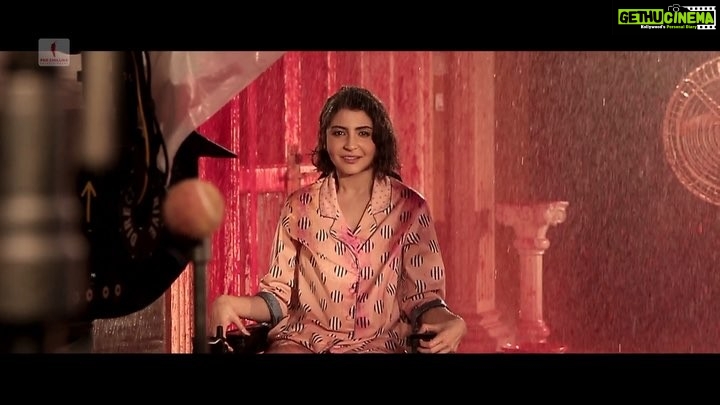 Anushka Sharma Instagram - When I was asked to wear a nightsuit for the entire song, I thought it was going to be super comfortable! Then they brought out the water and the colors! #MereNaamTu ’s making link in bio. @iamsrk @katrinakaif @aanandlrai @ajayatulofficial #IrshadKamil @remodsouza @redchilliesent @cypplofficial @tseries.official