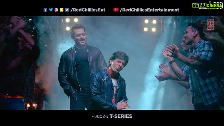 Anushka Sharma Instagram - Dekhti reh gayi duniya, is ne pyar mein aisi baazi chala di Ishq karte hain sab hi, is ne Issaqbaazi kar di #IssaqbaaziOutNow @iamsrk @beingsalmankhan @katrinakaif @aanandlrai @ajayatulofficial #IrshadKamil @sukhwindersinghofficial @aslidivyakumar @tseries.official @remodsouza @cypplofficial @redchilliesent