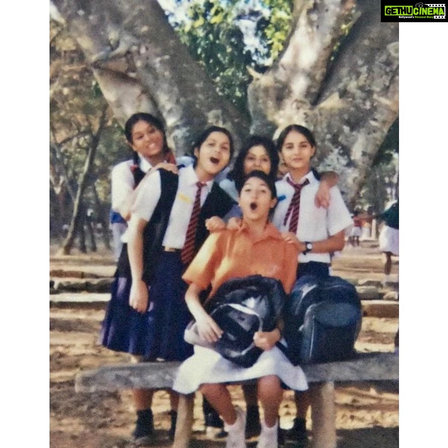 Anushka Sharma Instagram - बचपन✨❤️ . PS - Our reaction to the photographer when he said cheese.......was this 😂😂 thanks @naimeesha_murthy for this memory ❤️❤️❤️ #flashbackfriday