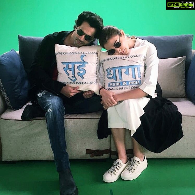 Anushka Sharma Instagram - Power nap during #SuiDhaagaPromotions.. Sab badiya hai 👏🏻 @varundvn