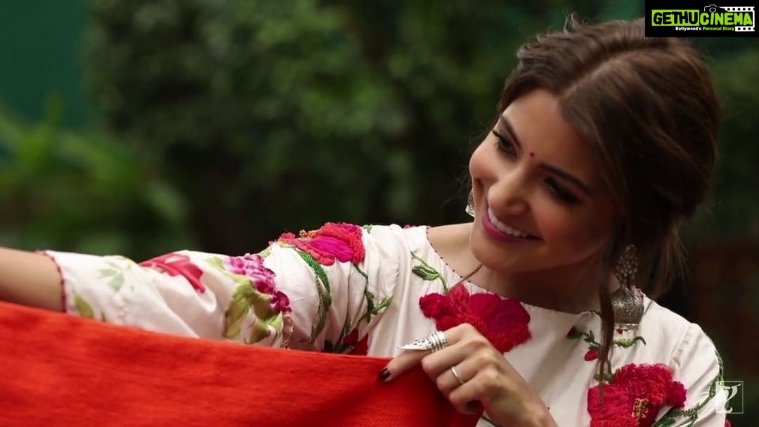 Anushka Sharma Instagram - हमारी तरफ से आप सबको स्वतंत्रता दिवस की शुभकामनाएं #HappyIndependenceDay 🇮🇳 #SuiDhaagaMadeInIndia | @varundvn | @yrf | @SuiDhaagaFilm