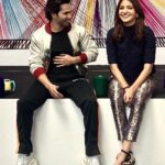 Anushka Sharma Instagram - In between interviews..✨ Did you watch ‭#SuiDhaagaMadeInIndiaTrailer yet? @varundvn @suidhaagafilm @yrf #Sharatkatariya #ManeeshSharma