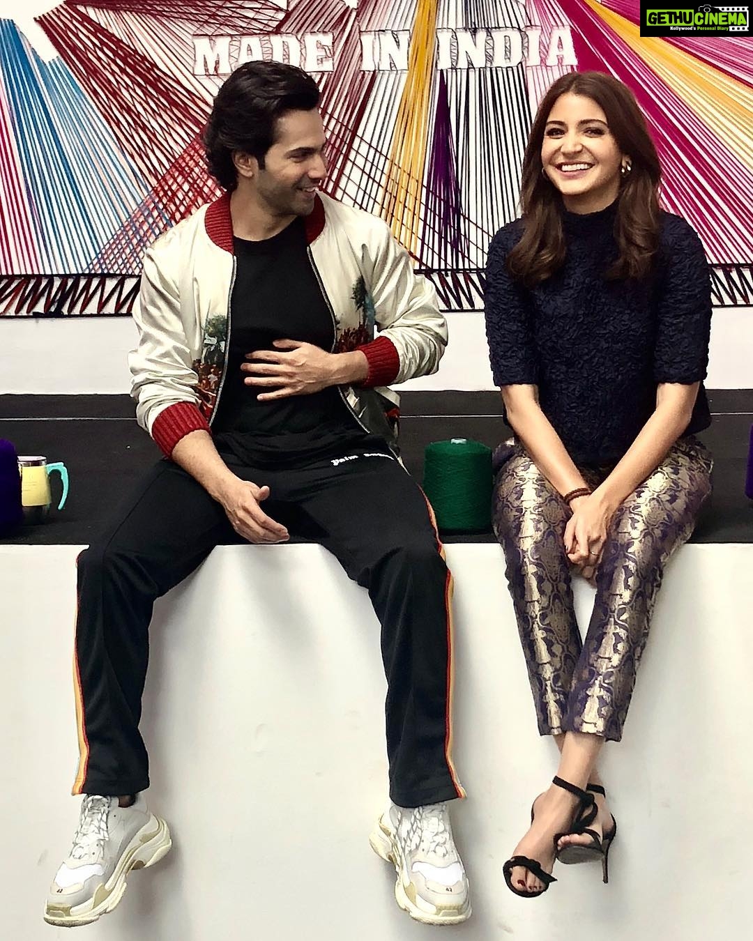 Anushka Sharma Instagram - In between interviews..✨ Did you watch #SuiDhaagaMadeInIndiaTrailer yet? @varundvn @suidhaagafilm @yrf #Sharatkatariya #ManeeshSharma