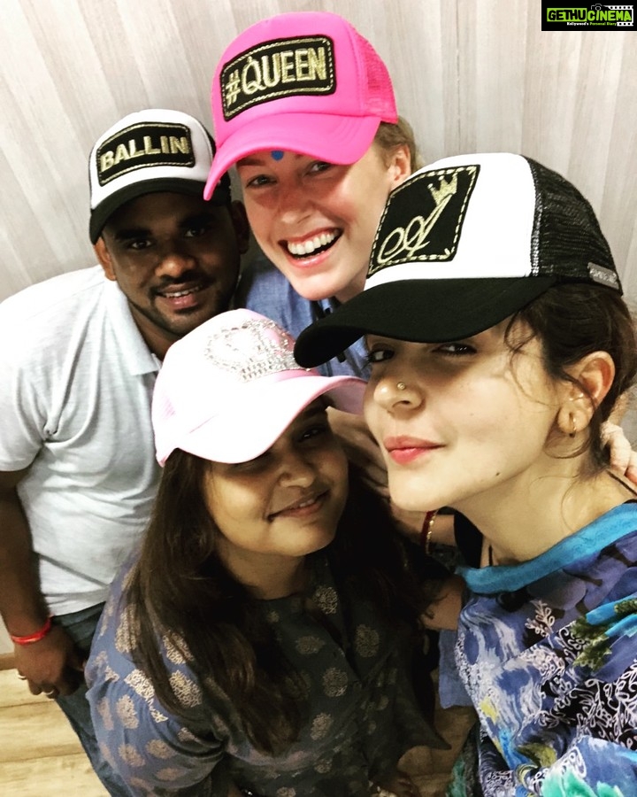 Anushka Sharma Instagram - Moment wid D crew 👌😎🎥 last day on Delhi schedule of Sui Dhaaga 💃🏼✨