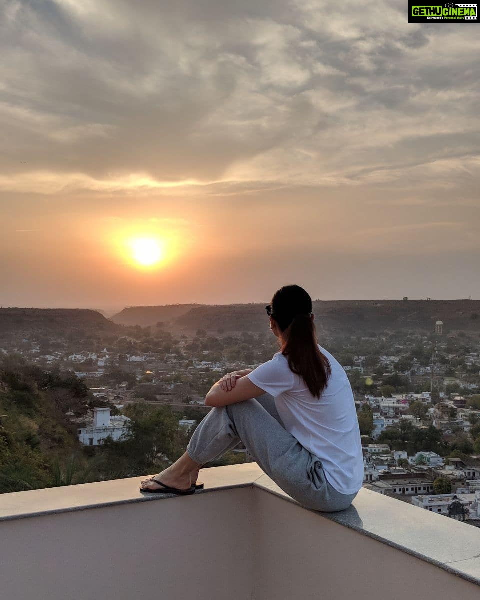 Anushka Sharma Instagram - Watching the sunrise & sunset in Chanderi is one of my most cherished moments in life! Will miss it now that the shoot here comes to an end. Next stop.. Bhopal! #suidhaaga