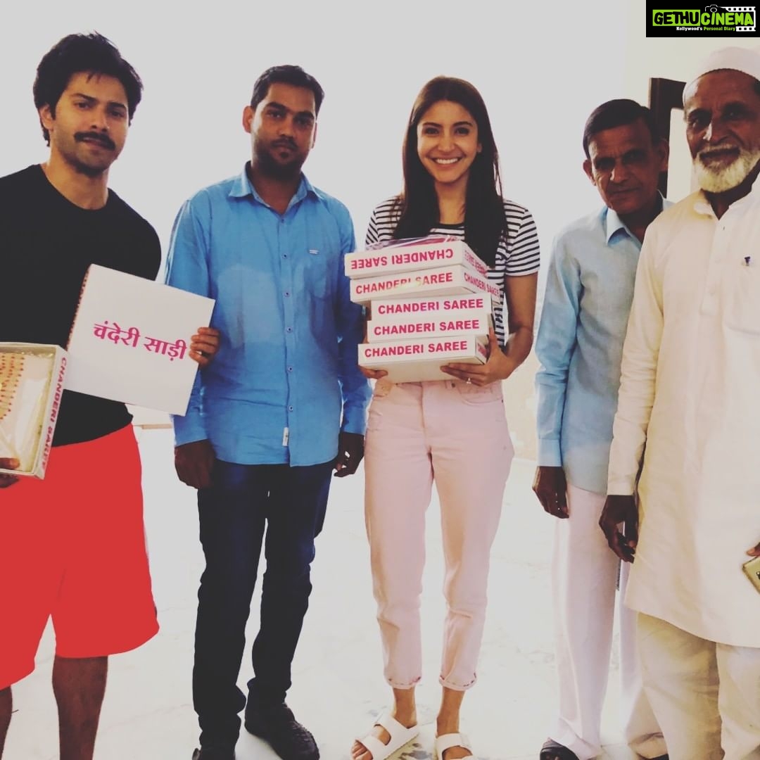 Anushka Sharma Instagram - Spent my day off buying lots and lots of Chanderi Sarees directly from the weavers who spend tireless amounts of time and energy making one beautful saree . Sometimes it even takes one whole month to make just one ! Huge respect to their art & craft 🙏🏼 @varundvn #MakeInIndia #IndianHandlooms #Handloom #Chanderi