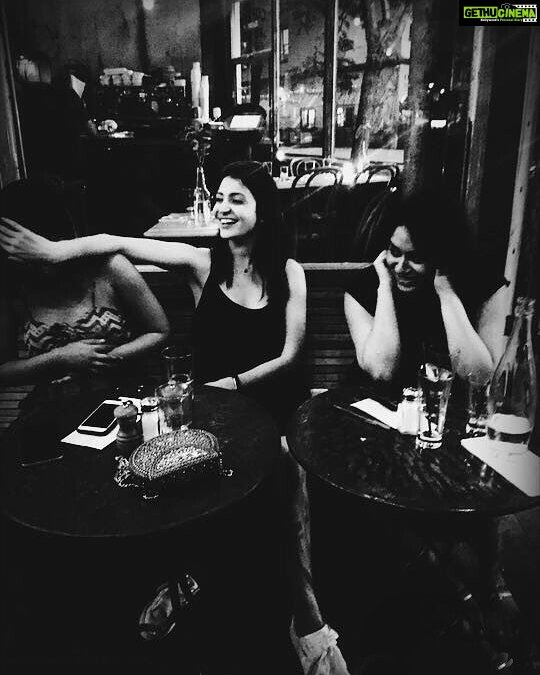 Anushka Sharma Instagram - #ThrowbackThursday Friendzing 💖 @kanikakarvinkop @naimeesha_murthy