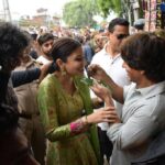 Anushka Sharma Instagram – Banaras gaye aur paan naa khayein .. aisa kaise ho sakta hai! Thank you Banaras for the love 🙏 ❤ ! #JabHarryMetSejal #4thAugust @iamsrk @imtiazaliofficial