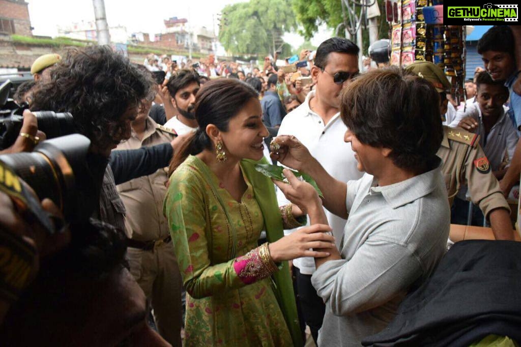 Anushka Sharma Instagram - Banaras gaye aur paan naa khayein .. aisa kaise ho sakta hai! Thank you Banaras for the love 🙏 ❤ ! #JabHarryMetSejal #4thAugust @iamsrk @imtiazaliofficial