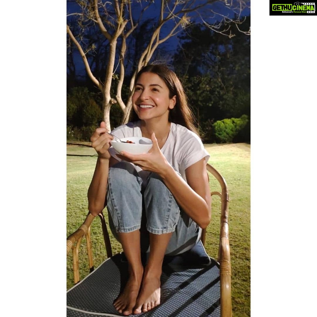 Anushka Sharma Instagram - Throwback to when I could sit like this and eat . Now I can’t sit like this but I can EAT 🤪