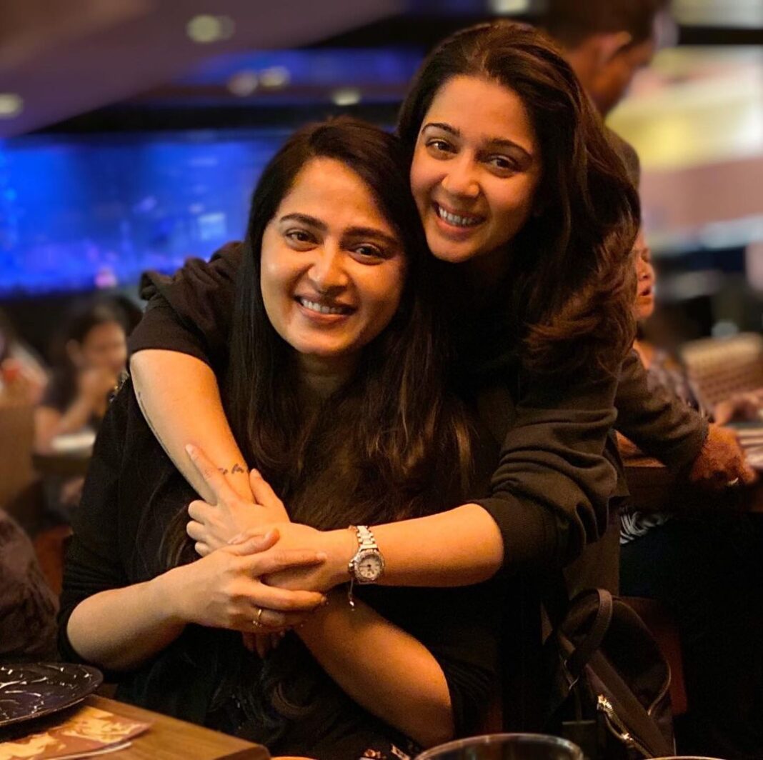 Anushka Shetty Instagram - Happiness is meeting a friend after long time and feeling that nothing has changed 😍😍 Hugsssss ismart Charmeee 😘😘🤗 Finally a new pic 😉😉