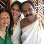 Anushka Shetty Instagram - Happy wedding anniversary Papa & Amma💖🎉🥳🤗✨ ಮದುವೆ ವಾರ್ಷಿಕೋತ್ಸವದ ಹಾರ್ದಿಕ ಶುಭಾಶಯಗಳು ಪಪ್ಪ ಮತ್ತು ಅಮ್ಮ 💖🎉🥳🤗✨
