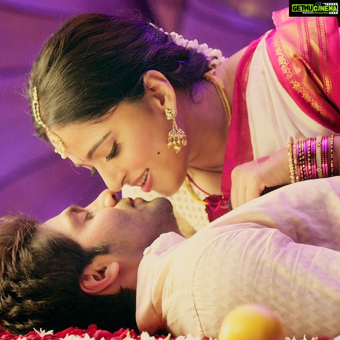 Anushka Shetty Instagram - A sweet and romantic song teaser of #InjiIduppazhagi will be released at 1:30pm today.. Watch it on my official Page FB.com/Anushkashetty 😀