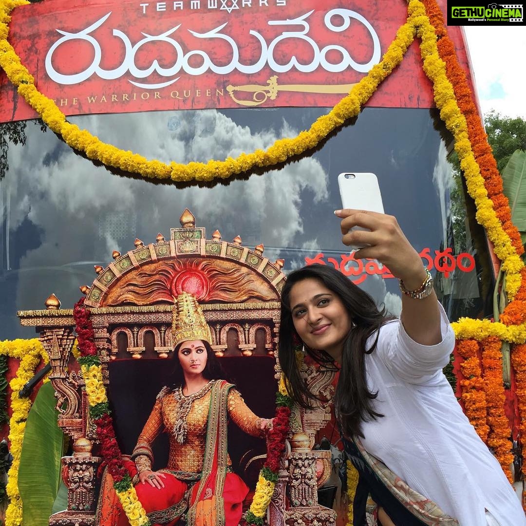 Anushka Shetty Instagram - Here comes my Selfie...so guys now it's ur turn,take a Selfi with our RudrammaRadham which visit your town and share it with us,Thank u :-) #Rudhramadevi