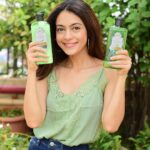 Anya Singh Instagram - This new variant by Herbal Essence that is made from real Aloe vera extracts works wonders. The fragrance is lovely and leaves the hair soft and smooth after every wash. The best part is that they are sulfate free and certified by the Royal Botanic Gardens Kew in London. The paraben free and Peta certified Aloe shampoo and conditioner is a must try #partnership #realplantextracts #herbalessencesxkew #herbalessencesindia #plantpowerineveryshower #aloe @herbalessencesindia