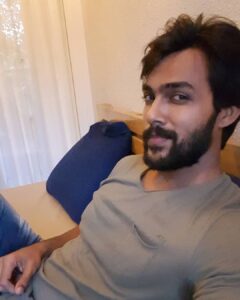 Arav Instagram - FRIYAAAAAAAYYYY..