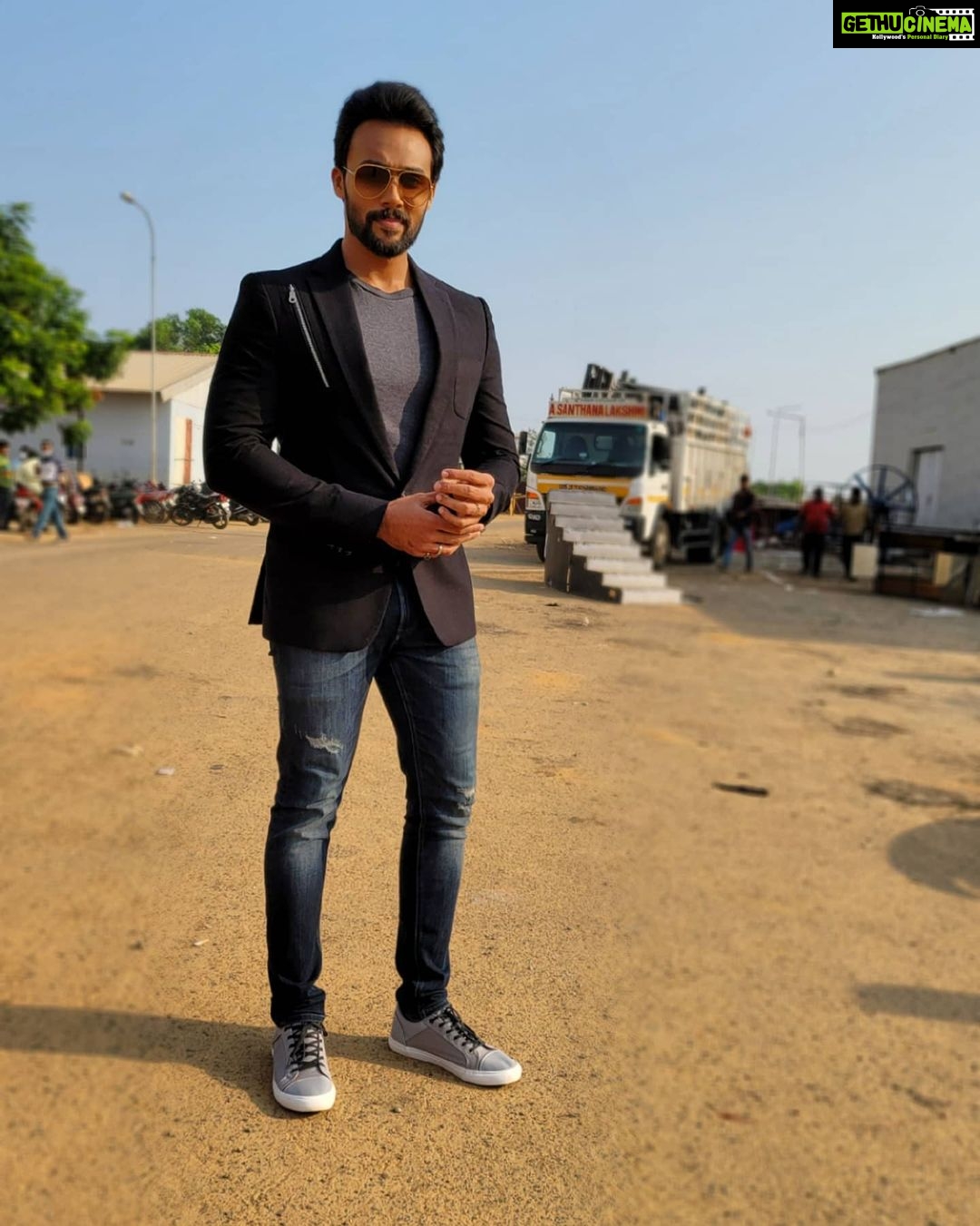 Arav - 34.1K Likes - For the launch of BB Jodigal @vijaytelevision.
It was a wonderful to catch up with contestants from all the seasons
May 2nd
Styling - @zafirandshadab
#bbjodigal