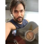 Arav Instagram - Lockdown madness.. learning to play the guitar 😎😎 actually thoosi thatti vekren #arav #lockdown #guitar #beginner