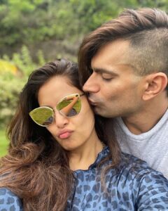 Bipasha Basu Instagram - ❤️
#monkeylove