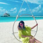 Bipasha Basu Instagram - My Favourite Blues❤️ #trendingsongs #trendingreels #sunsandsea #harrdysandhu #bijleebijlee #vacationgoals #throwback