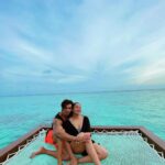 Bipasha Basu Instagram - Where the water meets the sky😍 #youandi #monkeylove @wmaldives