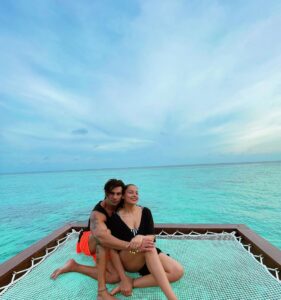 Bipasha Basu Instagram - Where the water meets the sky😍
#youandi  #monkeylove

@wmaldives