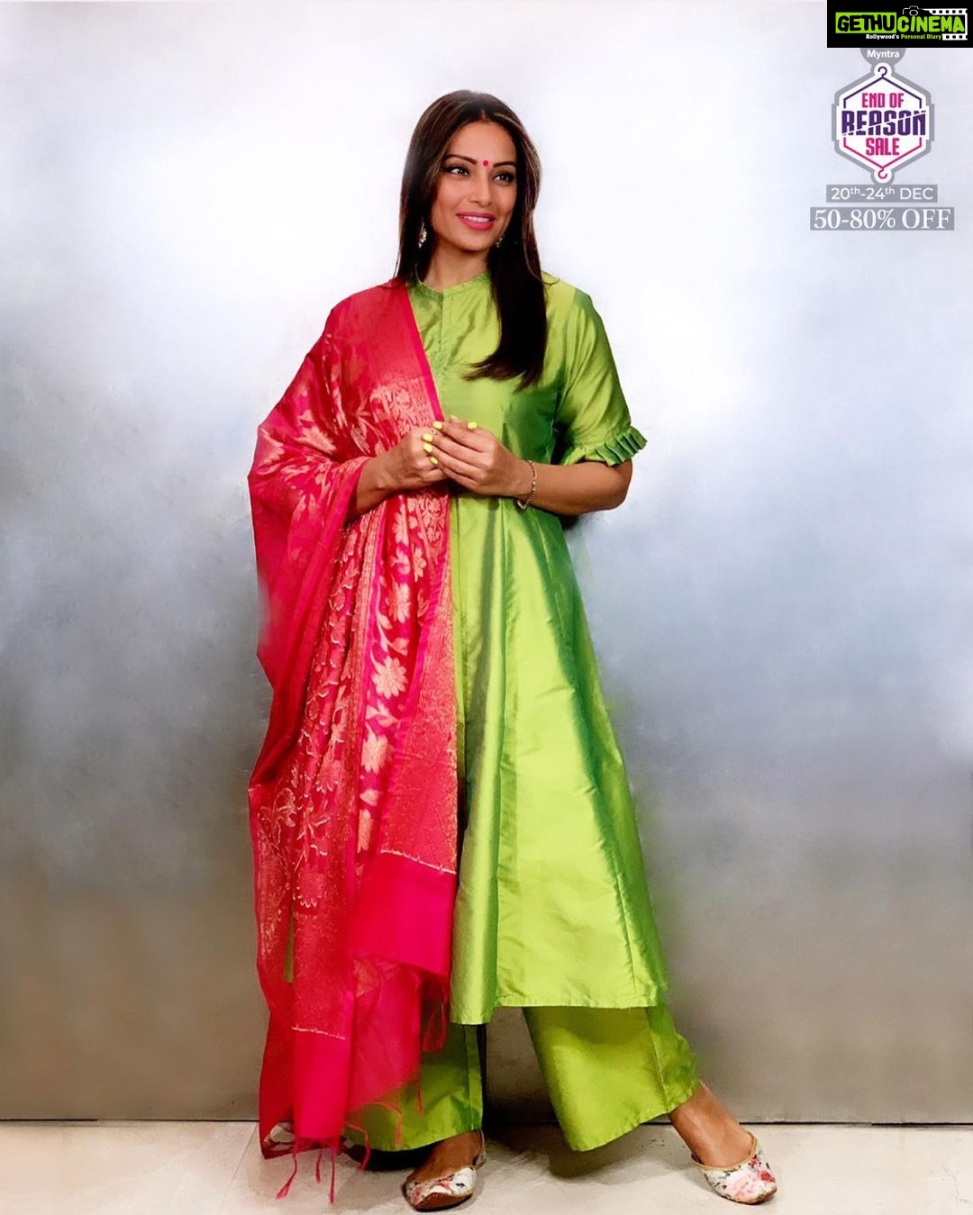 Bipasha Basu Instagram - India's biggest fashion sale is Live! @Myntra #EndOfReasonSale is on from today till 24th Dec! Planning to hoard on some pretty kurta sets this season from my favourite brands, all at 50-80% off! Tap the link in bio to grab your favourites! Also, guess what? First time shoppers get Flat Rs.500 Off on first order + Free Shipping for 1 month. Product code: 11607438, 9013423 #IndiasBIGGESTFashionSale #MyntraEORS #MyntraEndOfReasonSale