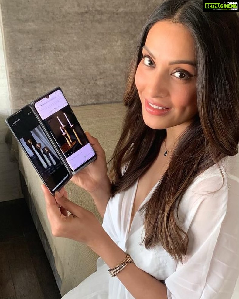 Bipasha Basu Instagram - As we evolve, our homes should too. I love decorating my house, it makes me happy and it’s also fun at the same time. With my new LG Velvet Dual Screen, I can compare the items and also order them simultaneously. @lg_india #LGIndia #ExploreTheNew #LGVelvet #DualScreen #multitasking #shoppingwithbipasha