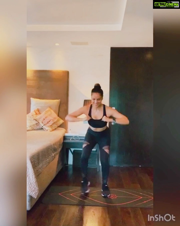 Bipasha Basu Instagram - Here goes @yasminkarachiwala your #100squatchallenge by me. I surely did many more reps than 100πNeed you to count for me next timeππ Was awesome fun!!! I nominate @deannepanday @mamta10_10 @ayazkhan701 @nikhilapalat @vivanbhathena_official @artisingh5 to do their version of the #100squatchallenge ππ»πͺπΌππ» #loveyourself #lovethebodyyoulivein #yasminschallenge