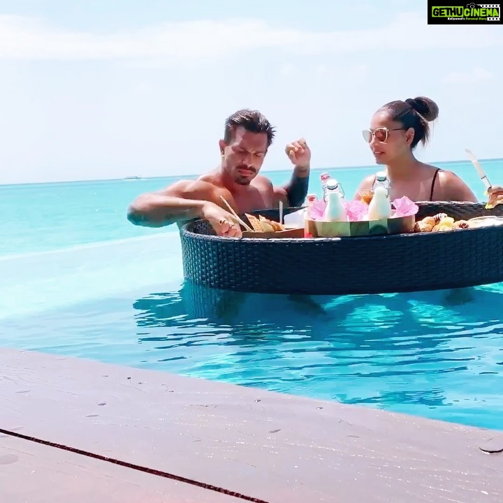 Bipasha Basu Instagram - Foodies Forever 🙈❤️😂 @iamksgofficial ,Sun , Sea and Food ❤️These are a few of my favourite things❤️ @iamksgofficial I called you a thing 🤣🙈in a loving way 😂 Let’s do this again soon 😃 #monkeylove