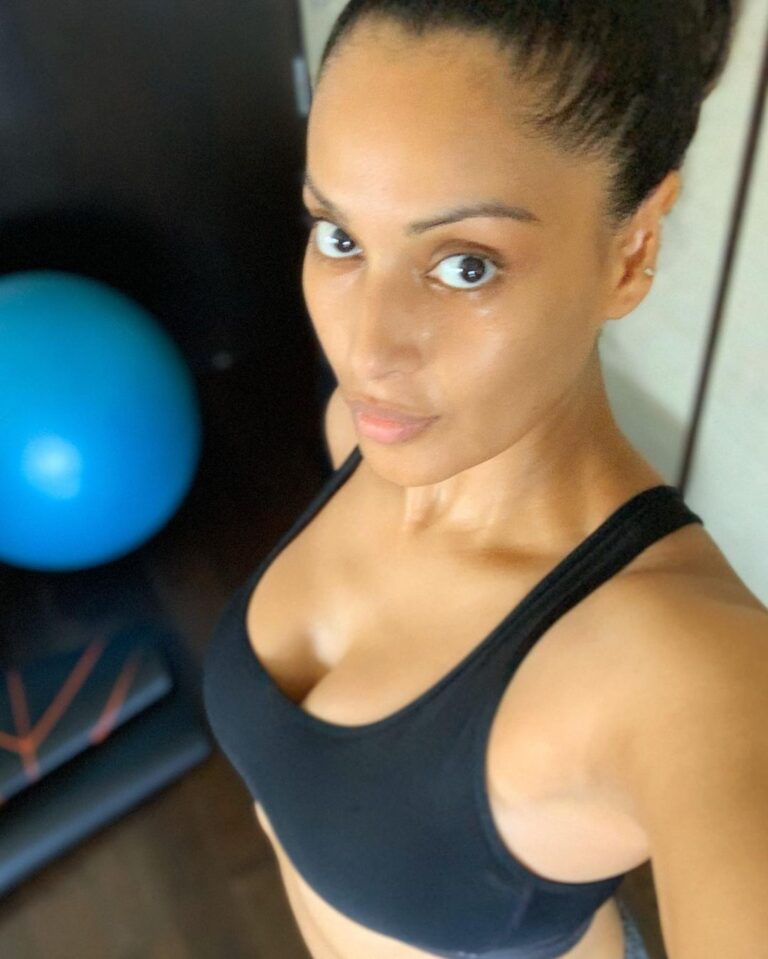 Bipasha Basu Instagram - Be Kind. Be Patient. Be Generous. Be Accepting. Be all of these things... to yourself too. That is where it begins. # loveyourself #lovelife #loveall #selfcare #myfitnessjourney