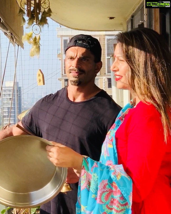Bipasha Basu Instagram - Durga Durga🙏 Overwhelmed... to see unity in difficult times. This is the beginning but today has instilled tremendous hope 🙏 Thank you to all the medical personnel, police, armed forces, government, telecommunications, municipality services,media and all ppl providing us all the essential services. Deep gratitude ... you guys are the real heroes🙏 #stayhome