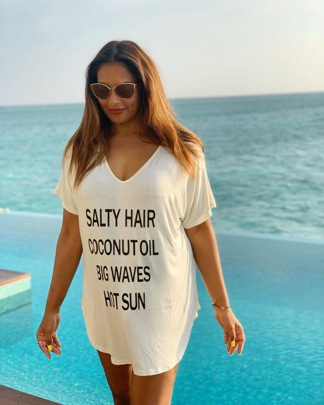 Bipasha Basu Instagram - Salty Hair Coconut Oil Big Waves Hot Sun 🌞❤️ #loveyourself #maldives