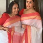 Bipasha Basu Instagram – Twinning with Mommy 😍❤️ #twinning #lalpadsaree #pujo