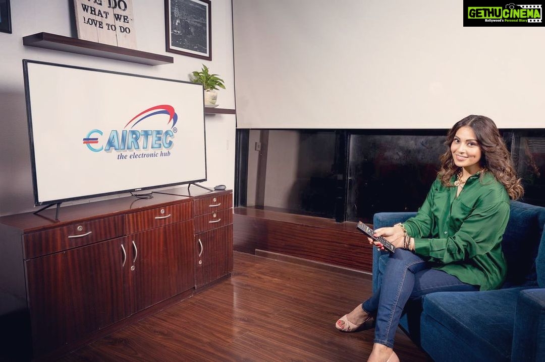 Bipasha Basu Instagram - After a long day of shooting, I enjoy my spare time watching entertaining content on my @eairtec tv .To spend your spare time watching entertaining content as I do, get your own eAirtec today, exclusively available on Amazon. #SmartTV #SoundQuality #GoodTime #EyeFriendly #SmartTVForEveryone #BestExperience #eAirtec#LEDTV #Collaboration #Amazon #BestSeller