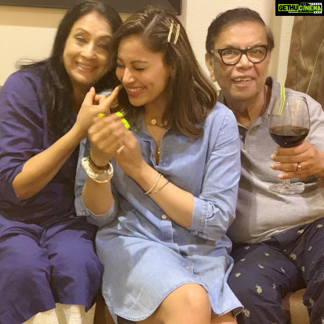 Bipasha Basu Instagram - Parents Anniversary Jam 2019 🎉 #famjam