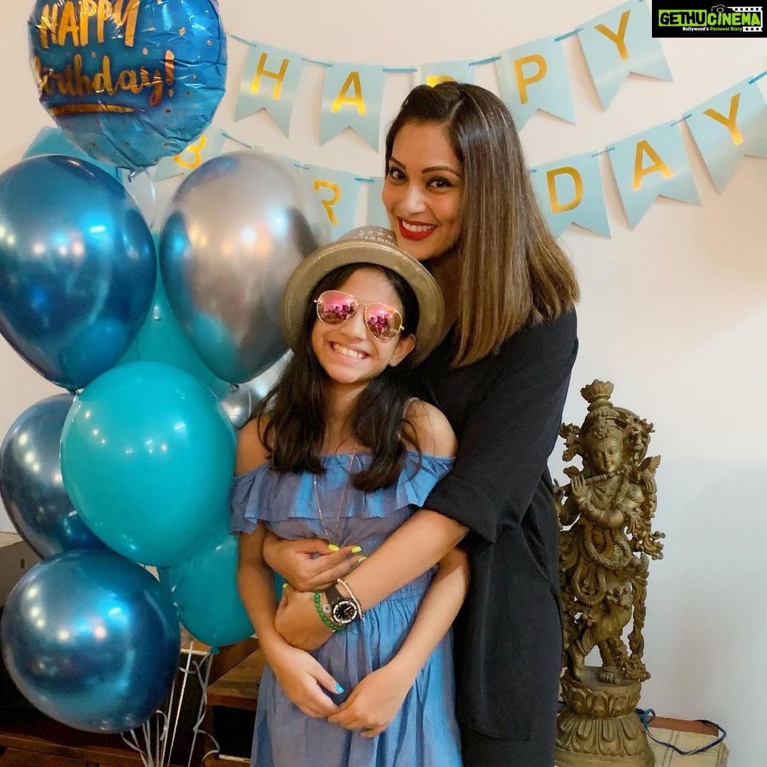 Bipasha Basu Instagram - Grateful and Blessed 🙏 My family ❤️ Nia &  @karantalreja birthday celebrations ❤️ - Gethu Cinema