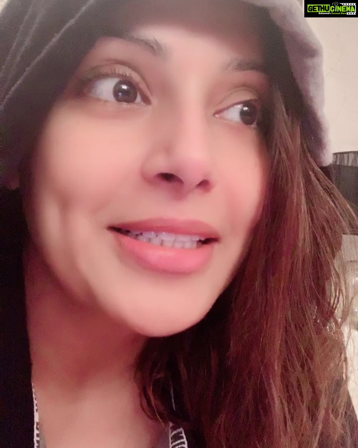 Bipasha Basu Instagram - Today we are 7 million strong!!!!!!! Grateful to all of you for your love and support❤️Let us together spread love , laughter and happiness always ❤️ Let’s always try and be the reason for someone’s smile everyday 🙂 Today my smile is because of each one of you ... love you all ❤️ #grateful #blessed #lovelife
