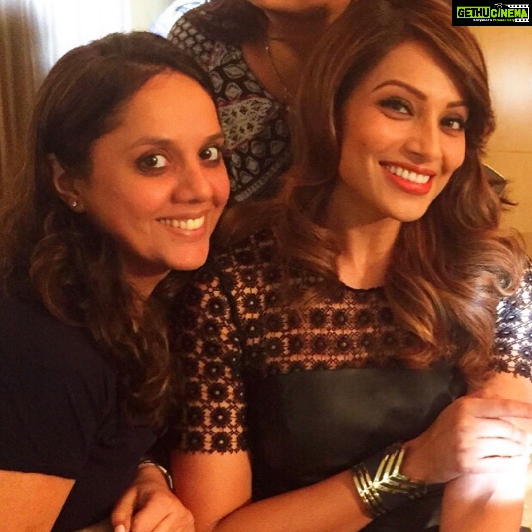 Bipasha Basu Instagram - Happy Birthday @divyachablani15 ❤️🎂🎉🍾🍸🥂🍷You Sindhi Cutie ❤️You are one of the sweetest people I have met in my course of life. A genuinely loving person... I love you loads. I wish you all, that your heart desires❤️ Stay happy always. Miss you. Let’s never loose the connect we made through the years ever . Bigggggg huggg and love 😘❤️