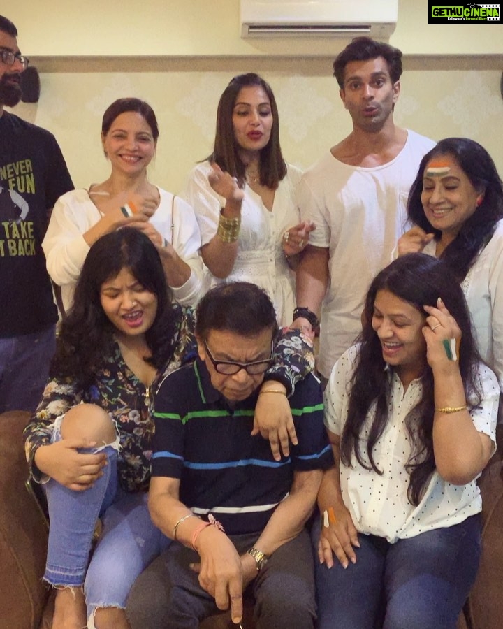 Bipasha Basu Instagram – Family makes me happpppyyyyyy❤️ #grateful #blessed  🙏 #fathersday2019 | Gethu Cinema