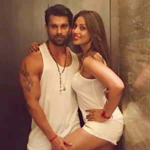 Bipasha Basu Instagram - Happy Baisakhi to all from Us...❤️May this year be filled with prosperity, abundance and success for all🙏 #happybaisakhi